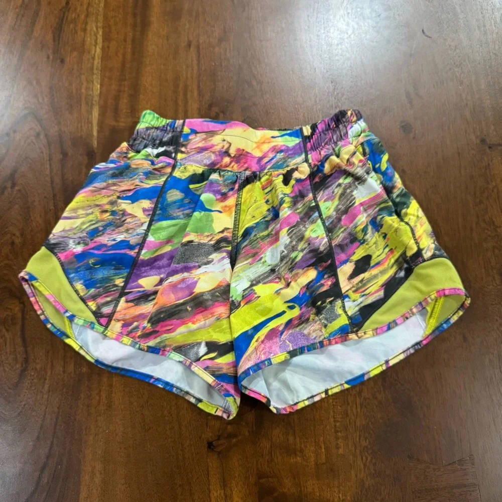 Lululemon‎ Hotty Hot Low Rise 4” Shorts Size 2